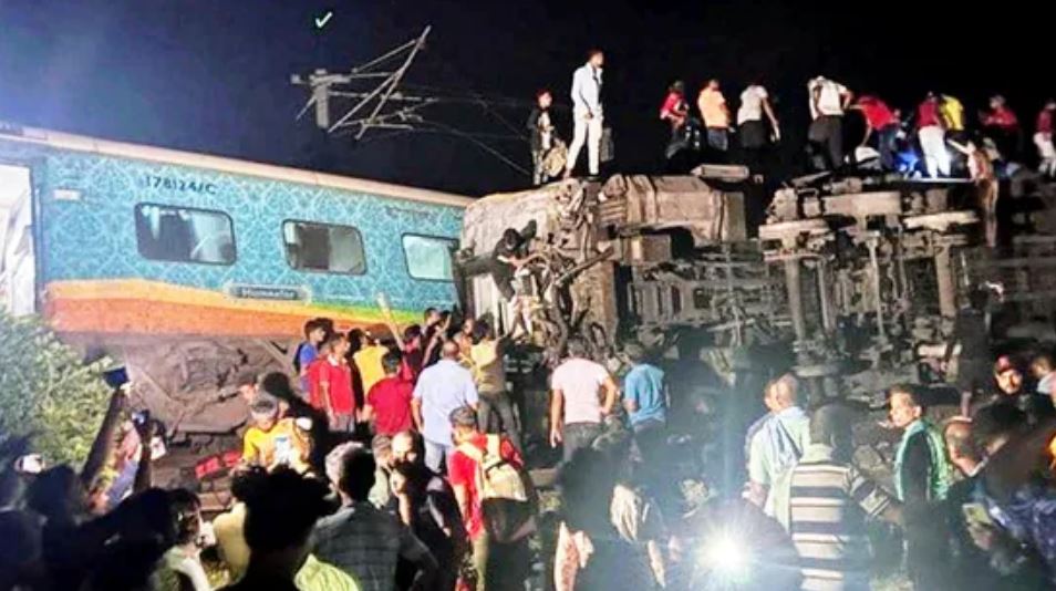रेल दुर्घटनामा २३३ यात्रुको मृत्यु, ९०० बढी घाइते